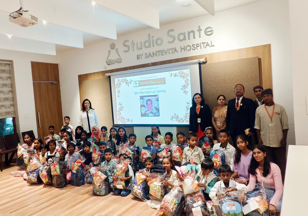 अस्पताल में आयोजित कार्यक्रम में अतिथि और बच्चे अस्पताल में आयोजित कार्यक्रम में अतिथि और बच्चे