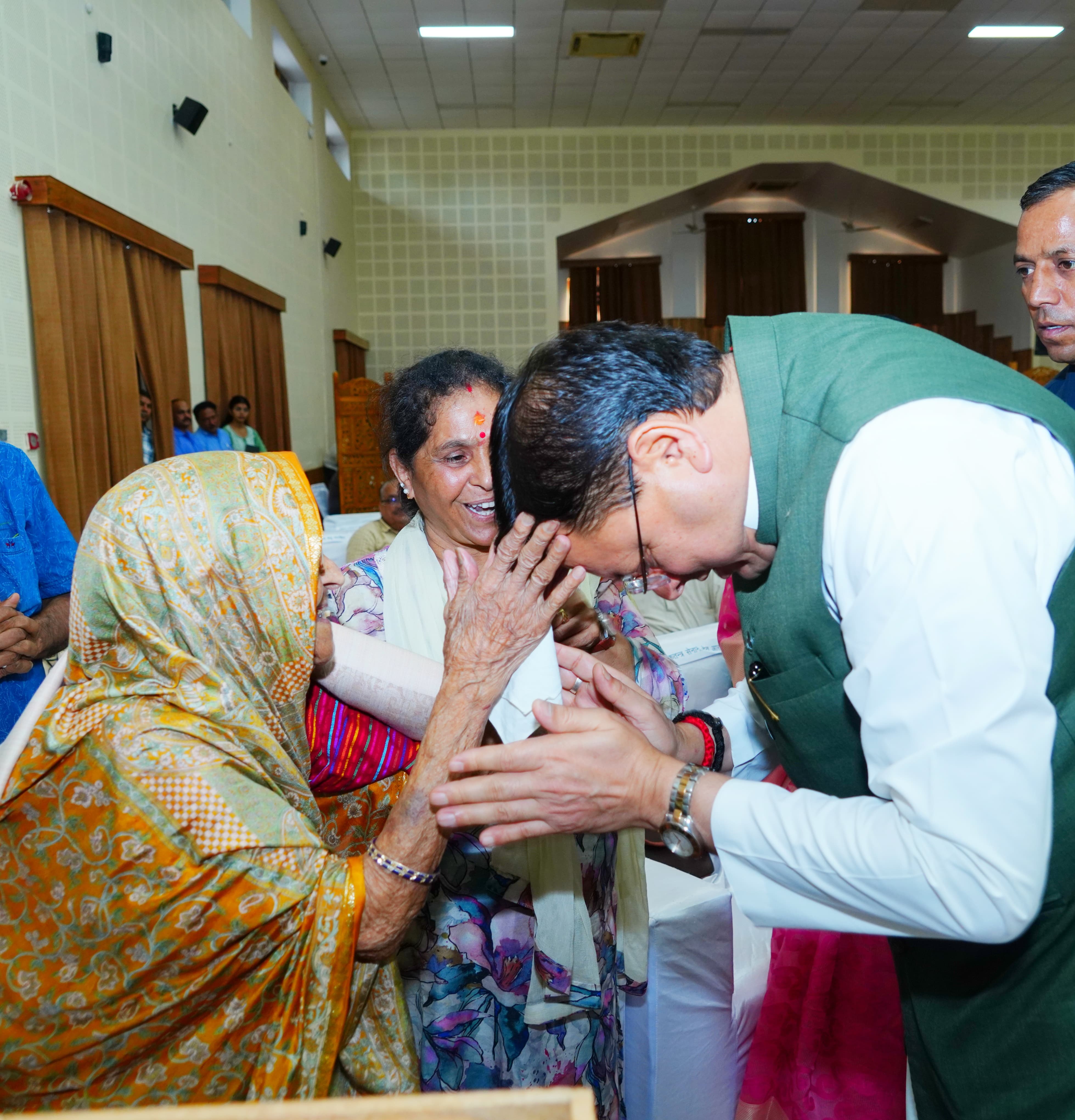मुख्यमंत्री लोकतंत्र सेनानियों को सम्मानित करते हुए। मुख्यमंत्री लोकतंत्र सेनानियों को सम्मानित करते हुए।