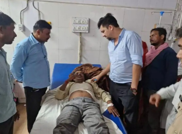 घायल अस्पताल में उपचार कराते हुए