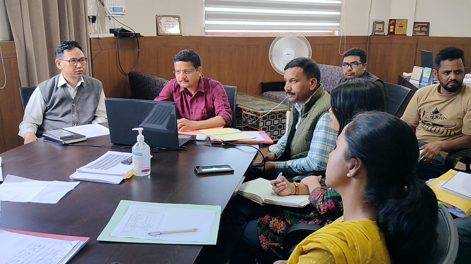 पौड़ी मे बुधवार को अधिकारीयो की बैठक लेते सीडीओ पौड़ी मे बुधवार को अधिकारीयो की बैठक लेते सीडीओ