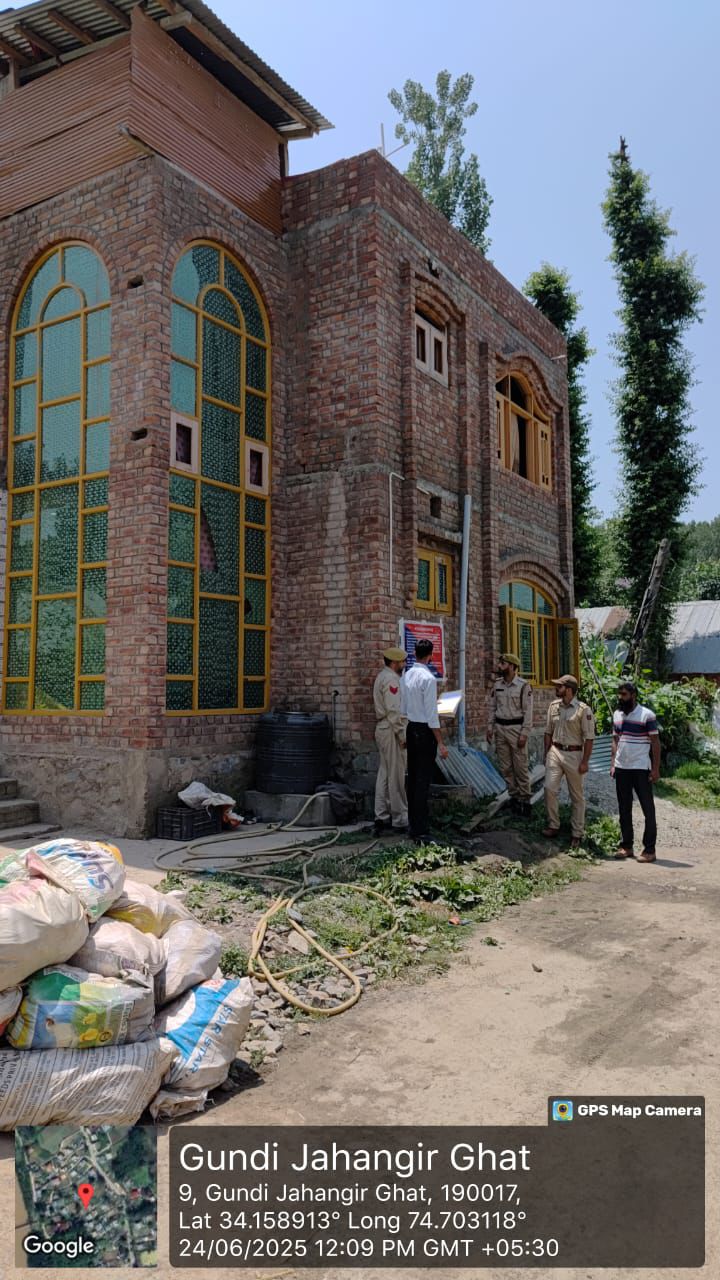 श्रीनगर पुलिस ने एनडीपीएस एक्ट के तहत कुख्यात ड्रग तस्कर की 1 करोड़ की संपत्ति कुर्क की श्रीनगर पुलिस ने एनडीपीएस एक्ट के तहत कुख्यात ड्रग तस्कर की 1 करोड़ की संपत्ति कुर्क की