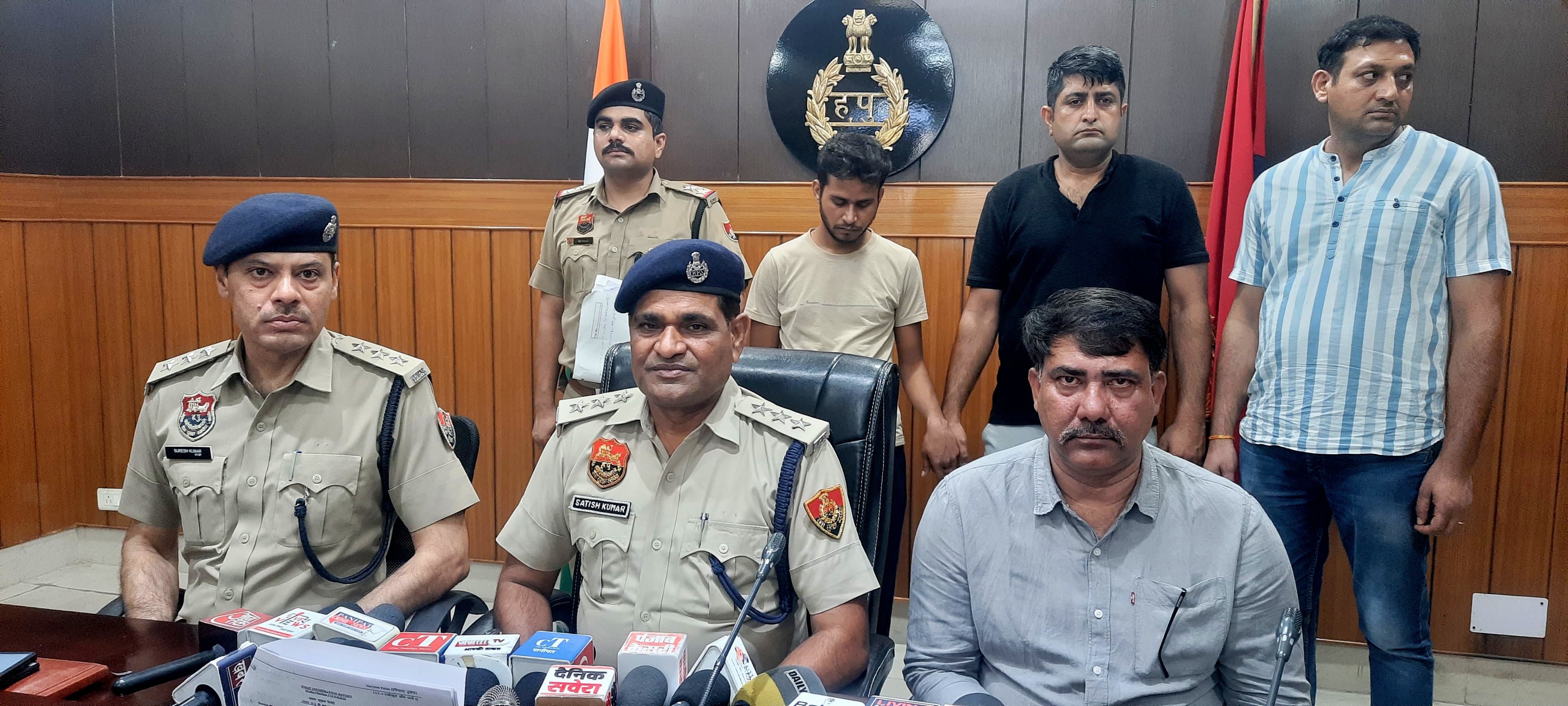 पानीपत में युवती की हत्या करने के बाद गिरफ्तार किए गए सूरज की जानकारी देते डीएसपी सतीश वत्स। पानीपत में युवती की हत्या करने के बाद गिरफ्तार किए गए सूरज की जानकारी देते डीएसपी सतीश वत्स।