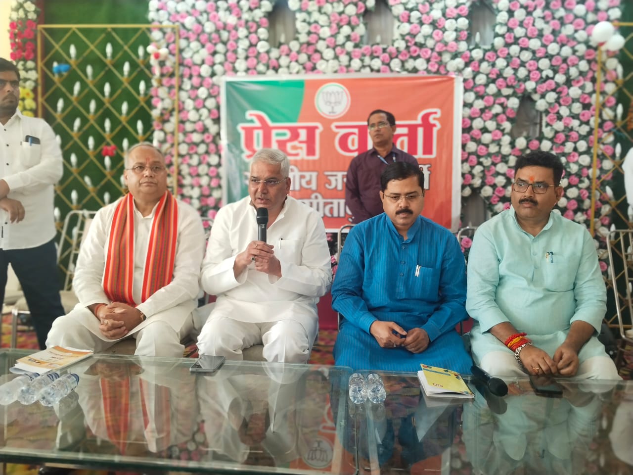 आपातकाल के विरोध में प्रेस वार्ता करते प्रभारी मंत्री मयंकेश्वर शरण सिंह आपातकाल के विरोध में प्रेस वार्ता करते प्रभारी मंत्री मयंकेश्वर शरण सिंह