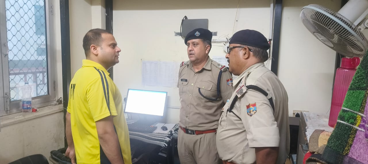 थाने का अवलोकन करते अर्पण यदुवंशी थाने का अवलोकन करते अर्पण यदुवंशी