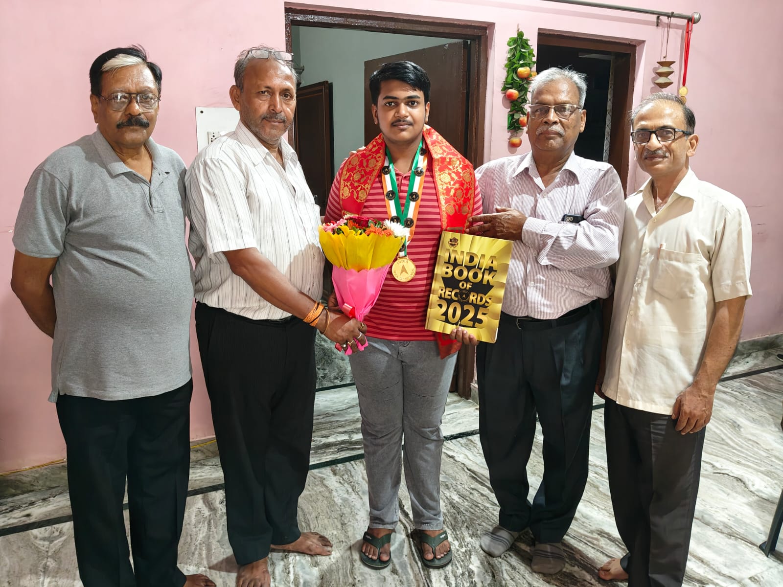 निपुण जिंदल का सम्मान करते हुए