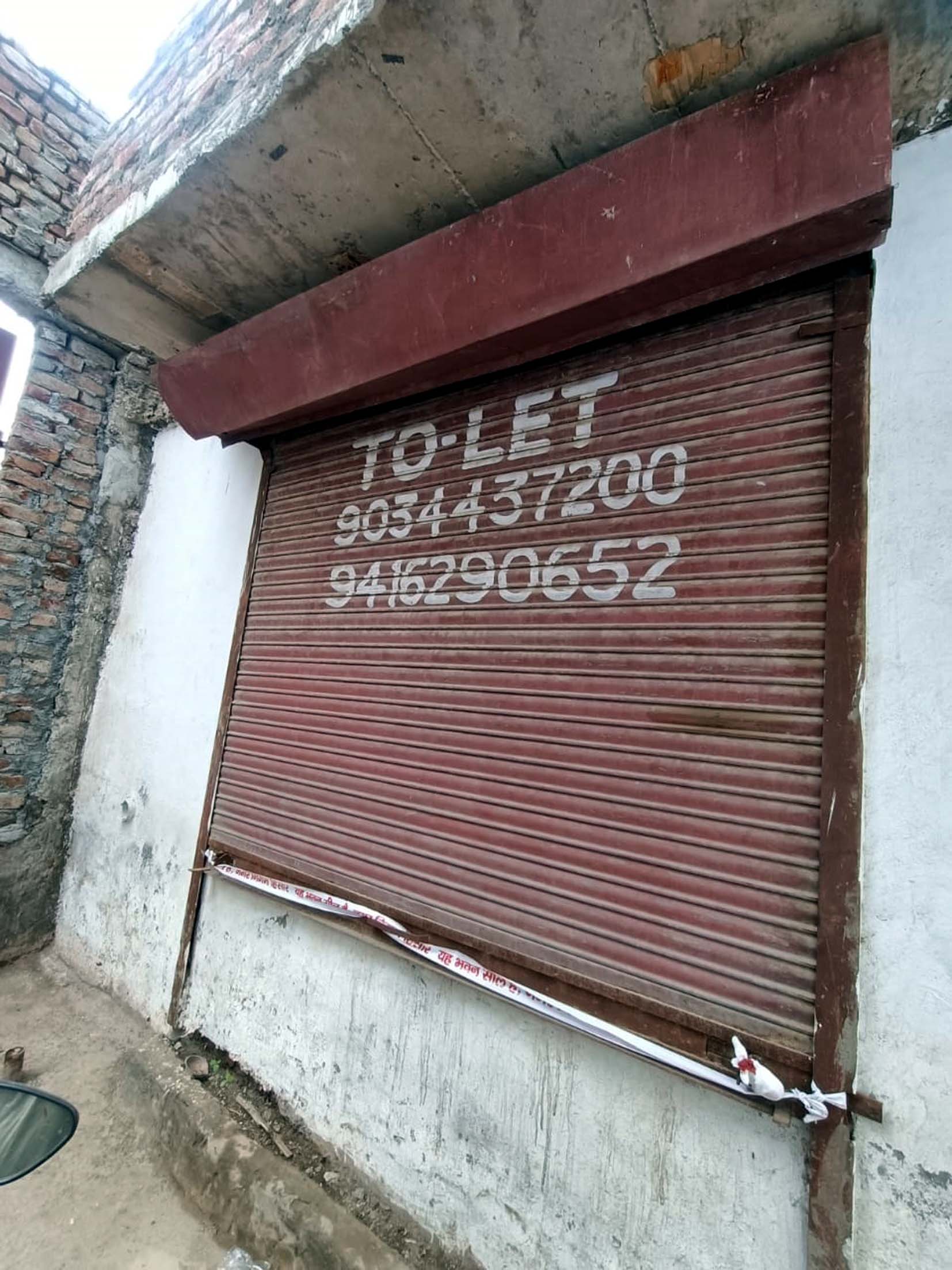 नगर निगम द्वारा सील की गई बिल्डिंग। नगर निगम द्वारा सील की गई बिल्डिंग।