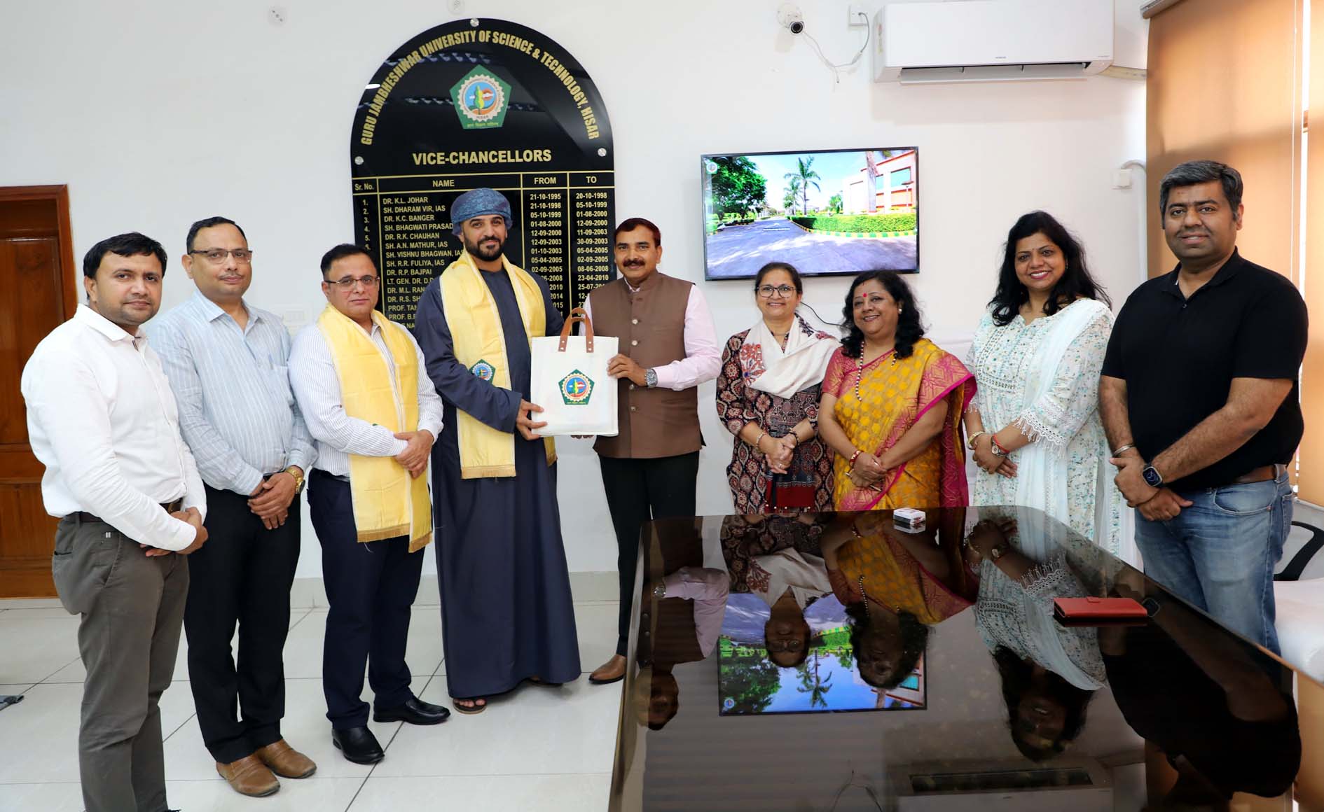 नेशनल बिस्कुट इंडस्ट्रीज लिमिटेड (नाबिल) के पदाधिकारियों को सम्मानित करते कुलपति प्रो. नरसी राम बिश्नोई।