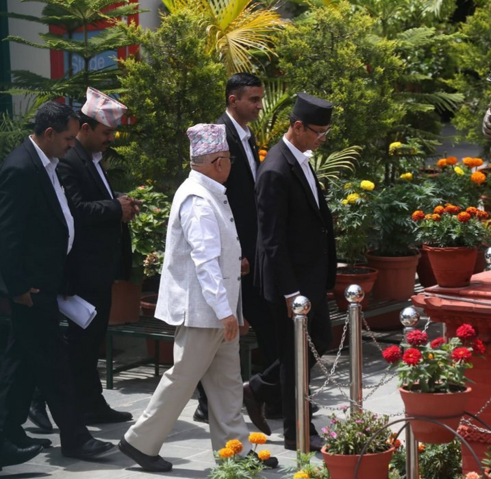 विशेष अदालत में बयान देने जाते पूर्व प्रधानमंत्री माधव कुमार नेपाल विशेष अदालत में बयान देने जाते पूर्व प्रधानमंत्री माधव कुमार नेपाल