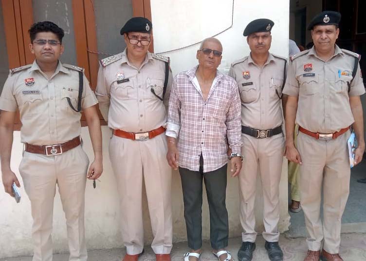 पुलिस गिरफ्तर में आरोपित ससुर पुलिस गिरफ्तर में आरोपित ससुर