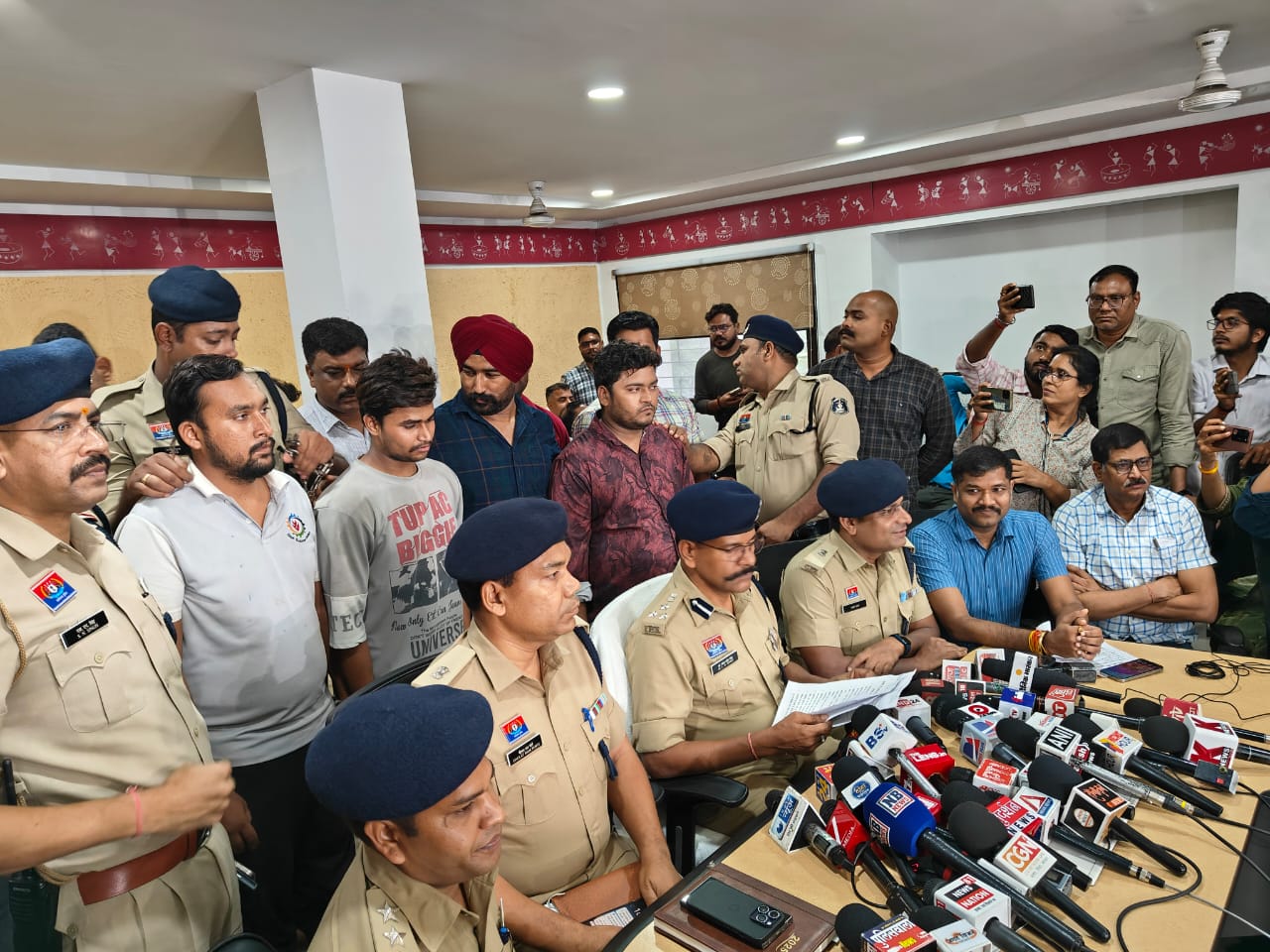 दंपत्ति सहित चार आरोपित गिरफ्तार दंपत्ति सहित चार आरोपित गिरफ्तार
