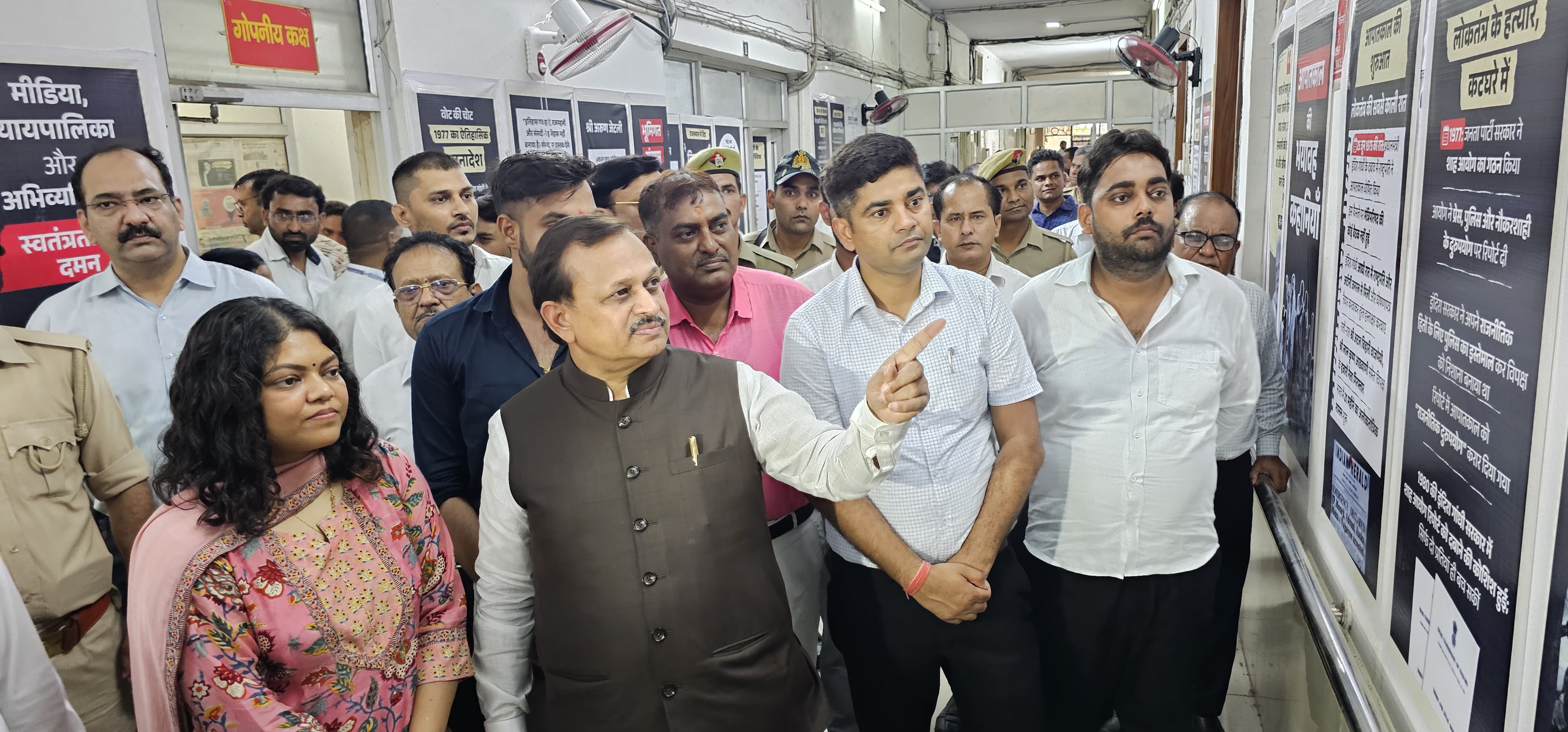 सांसद आपातकाल कि प्रदर्शनी के बारे में बताते हुए सांसद आपातकाल कि प्रदर्शनी के बारे में बताते हुए