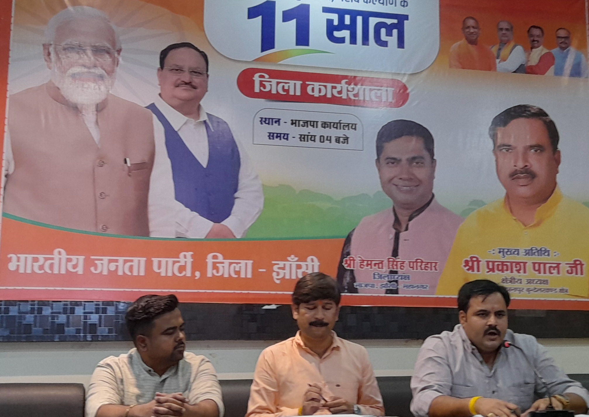 पत्रकारों को जानकारी देते आयोजक पत्रकारों को जानकारी देते आयोजक