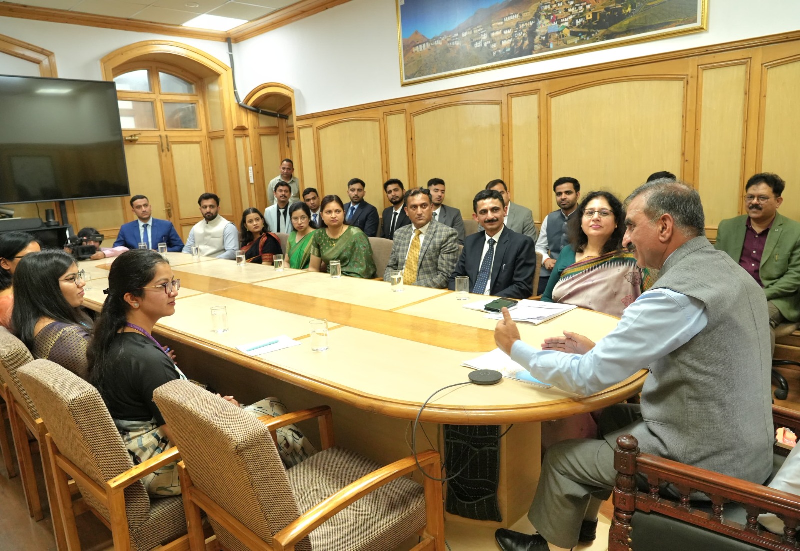 मुख्यमंत्री से भेंट करते अधिकारी मुख्यमंत्री से भेंट करते अधिकारी