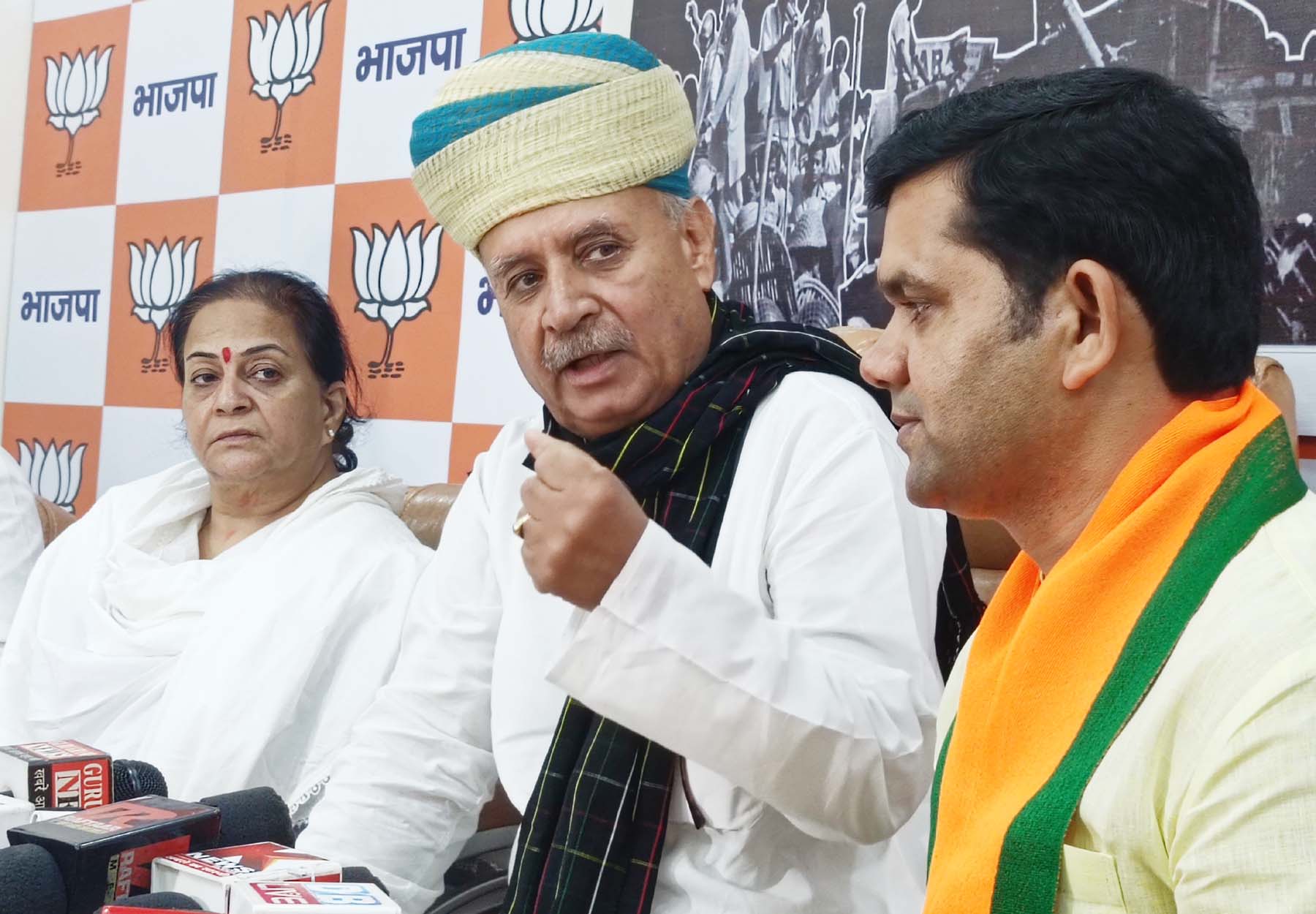 पत्रकारों से बात करते केंद्रीय मंत्री राव इंद्रजीत सिंह। पत्रकारों से बात करते केंद्रीय मंत्री राव इंद्रजीत सिंह।