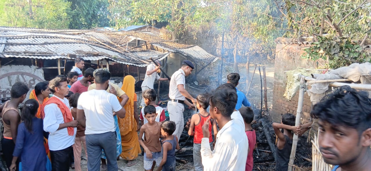 पश्चिम चंपारण में अंचल प्रशासन के सामने एक पक्ष के घर में असामाजिक तत्वों ने लगाई घर में आग पश्चिम चंपारण में अंचल प्रशासन के सामने एक पक्ष के घर में असामाजिक तत्वों ने लगाई घर में आग