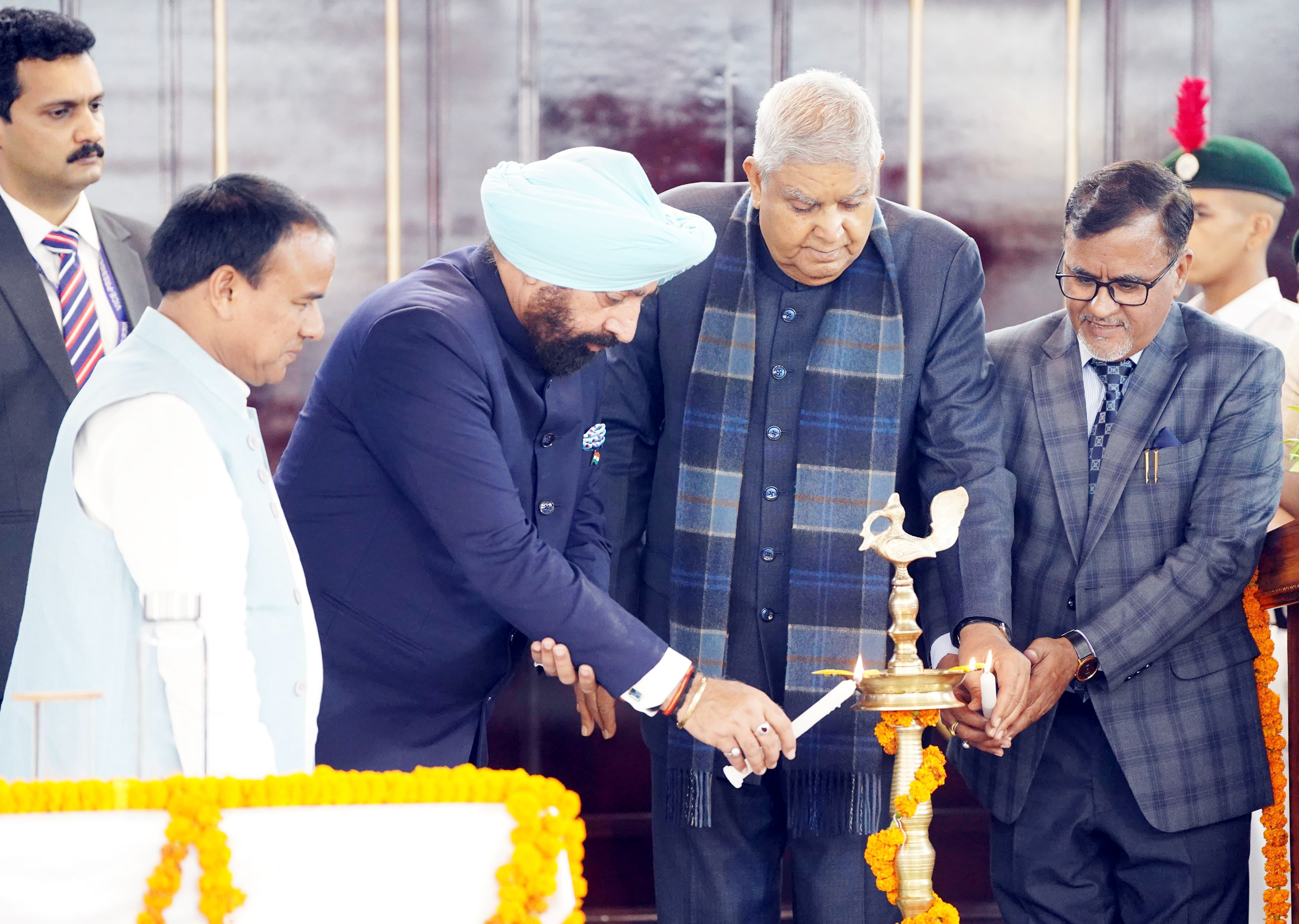 कुमाऊं विश्वविद्यालय नैनीताल स्वर्ण जयंती समारोह का दीप प्रज्वलित कर शुभारंभ करते उपराष्ट्रपति जगदीप धनखड़। कुमाऊं विश्वविद्यालय नैनीताल स्वर्ण जयंती समारोह का दीप प्रज्वलित कर शुभारंभ करते उपराष्ट्रपति जगदीप धनखड़।