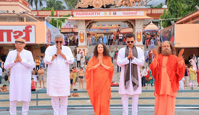 अभिनेता अनिल कपूर और फिल्म निर्माता व निर्देशक बोनी कपूर मां गंगा के पावन तट पर स्थित परमार्थ निकेतन आश्रम में पूजा करते। अभिनेता अनिल कपूर और फिल्म निर्माता व निर्देशक बोनी कपूर मां गंगा के पावन तट पर स्थित परमार्थ निकेतन आश्रम में पूजा करते।
