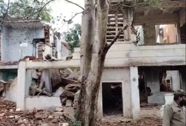 भोपाल में जर्जर मकान गिरा भोपाल में जर्जर मकान गिरा