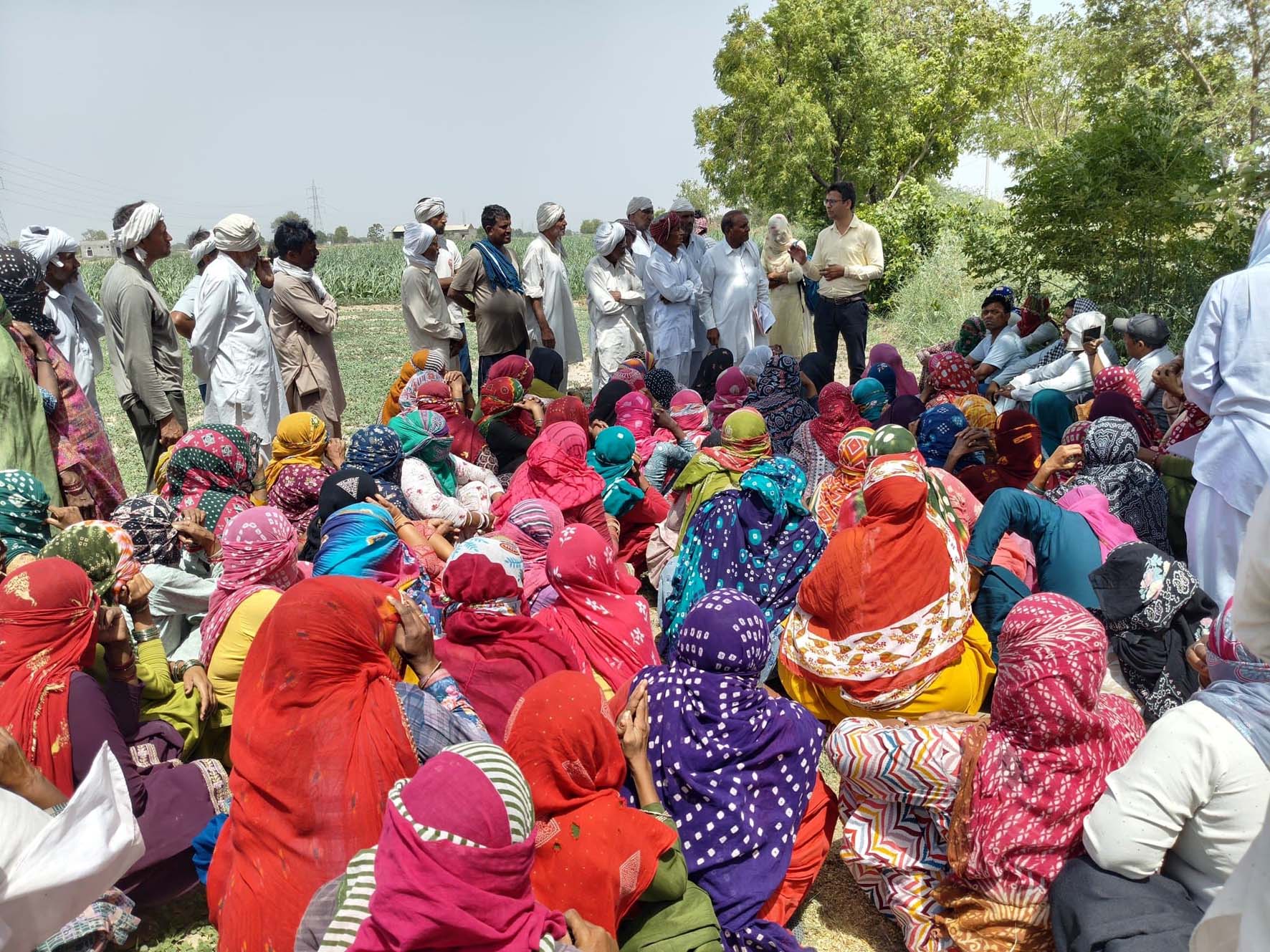 जागरूकता अभियान के तहत लोगों को नशे के बारे में समझाते राहुल शर्मा। जागरूकता अभियान के तहत लोगों को नशे के बारे में समझाते राहुल शर्मा।