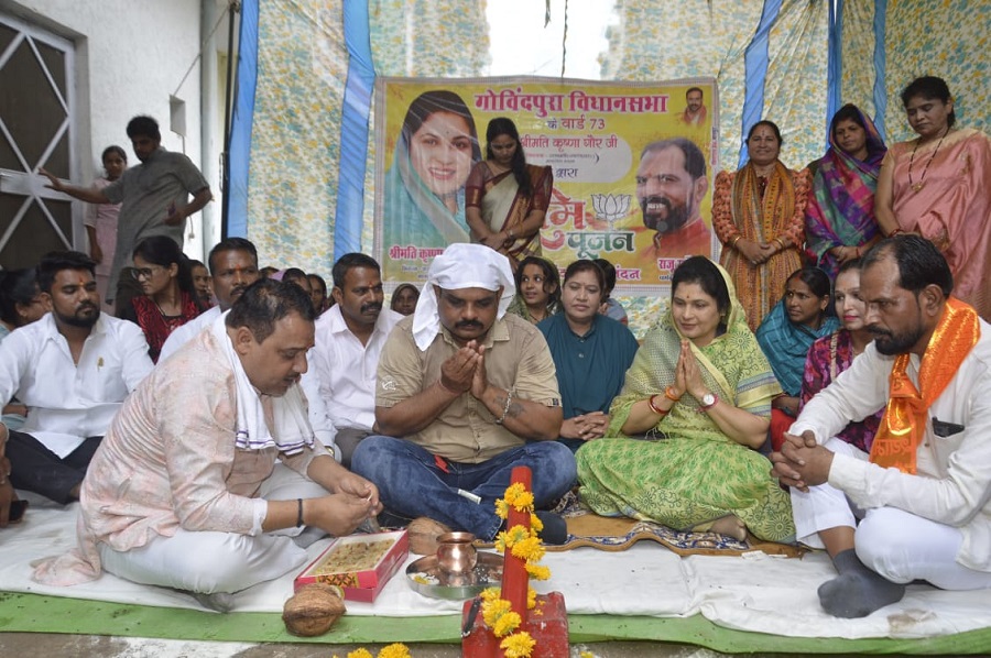 भूमिपूजन करती हुईं राज्यमंत्री कृष्णा गौर भूमिपूजन करती हुईं राज्यमंत्री कृष्णा गौर