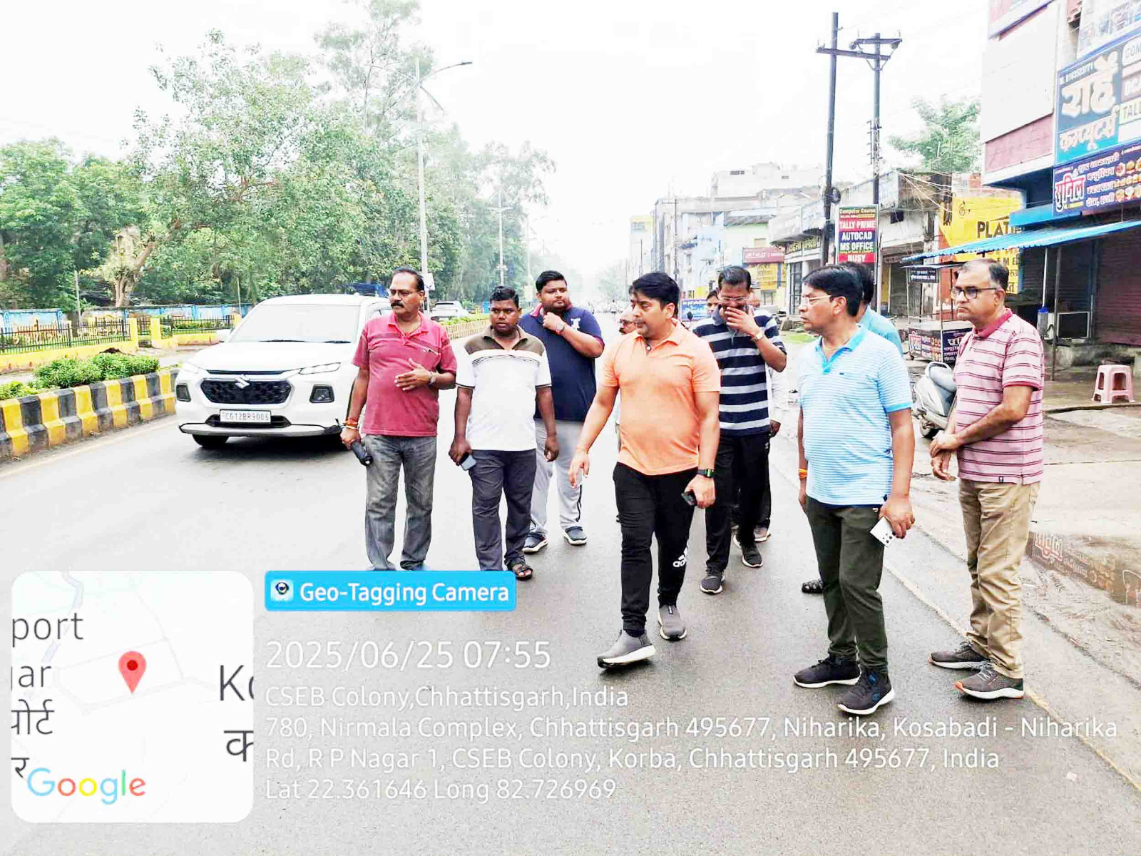 आयुक्त निरीक्षण करते हुए आयुक्त निरीक्षण करते हुए