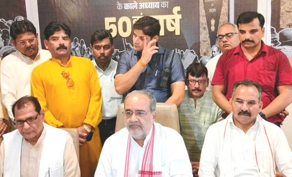 आपातकाल के 50 वर्ष पूरे होने पर मुरादाबाद में प्रेस कांफ्रेंस काे संबाेधित करते भाजपा प्रदेश अध्यक्ष चौधरी भूपेंद्र सिंह आपातकाल के 50 वर्ष पूरे होने पर मुरादाबाद में प्रेस कांफ्रेंस काे संबाेधित करते भाजपा प्रदेश अध्यक्ष चौधरी भूपेंद्र सिंह