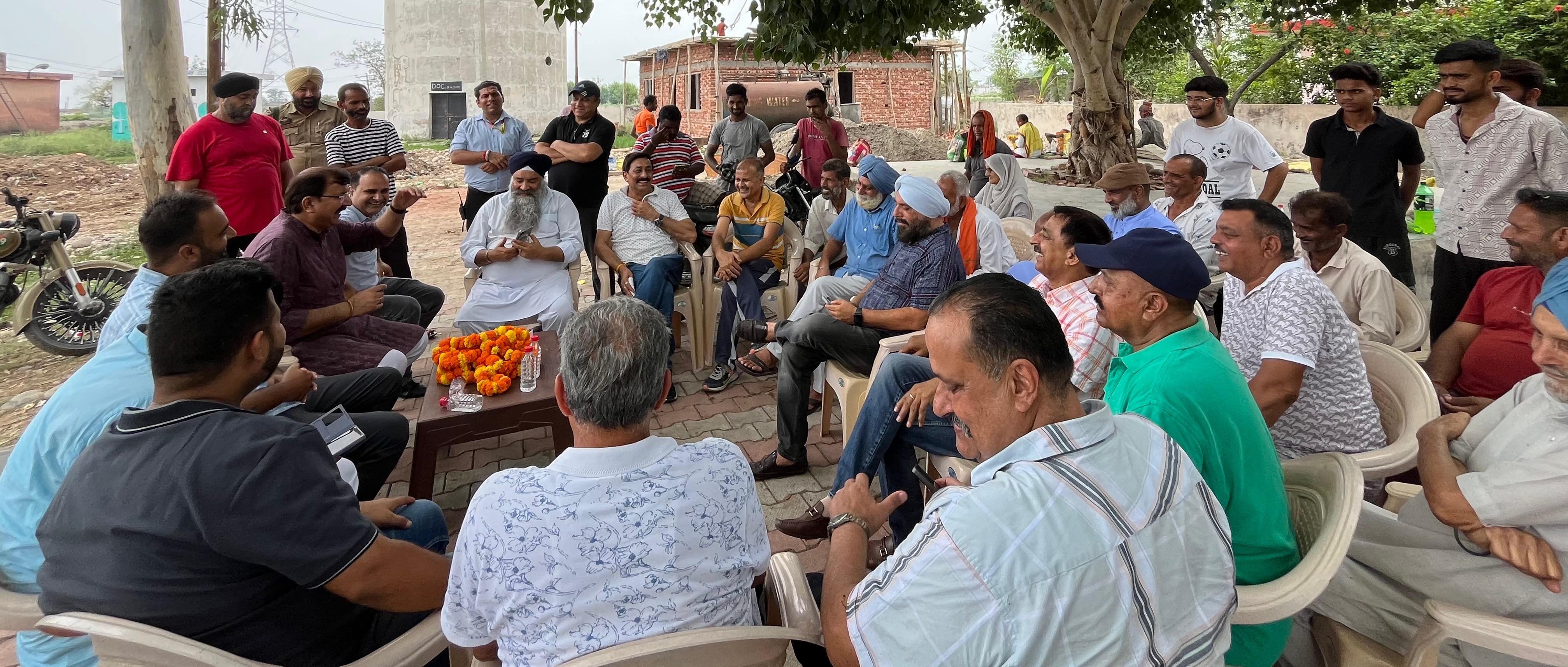जम्मू वेस्ट भाजपा विधायक का जनसंपर्क अभियान, जनता की समस्याओं का मौके पर लिया जायज़ा जम्मू वेस्ट भाजपा विधायक का जनसंपर्क अभियान, जनता की समस्याओं का मौके पर लिया जायज़ा
