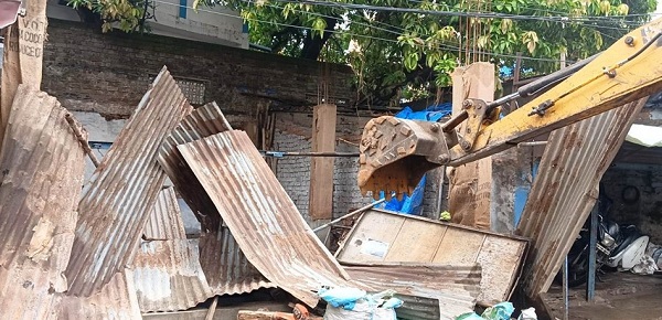 निगम अमले ने जुमेराती क्षेत्र से हटाए अवैध पक्के निर्माण निगम अमले ने जुमेराती क्षेत्र से हटाए अवैध पक्के निर्माण