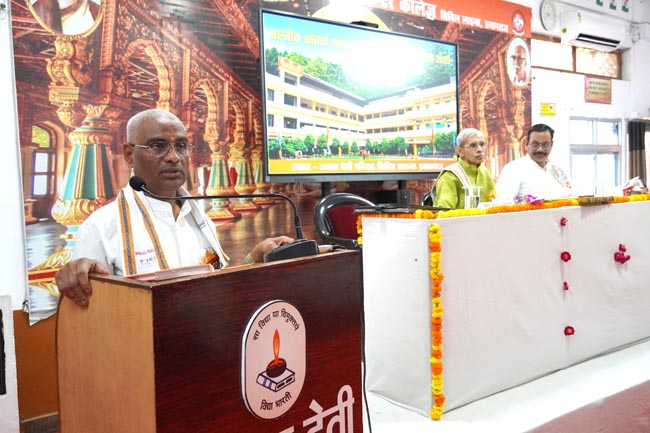 सम्बोधित करते शेष धर द्विवेदी सम्बोधित करते शेष धर द्विवेदी