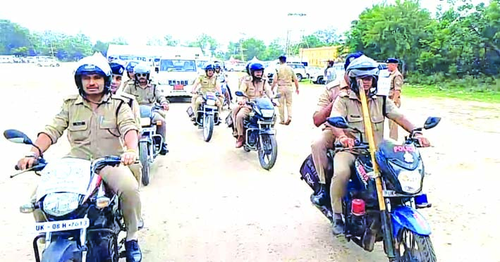 रैली निकालते हुए पुलिसकर्मी