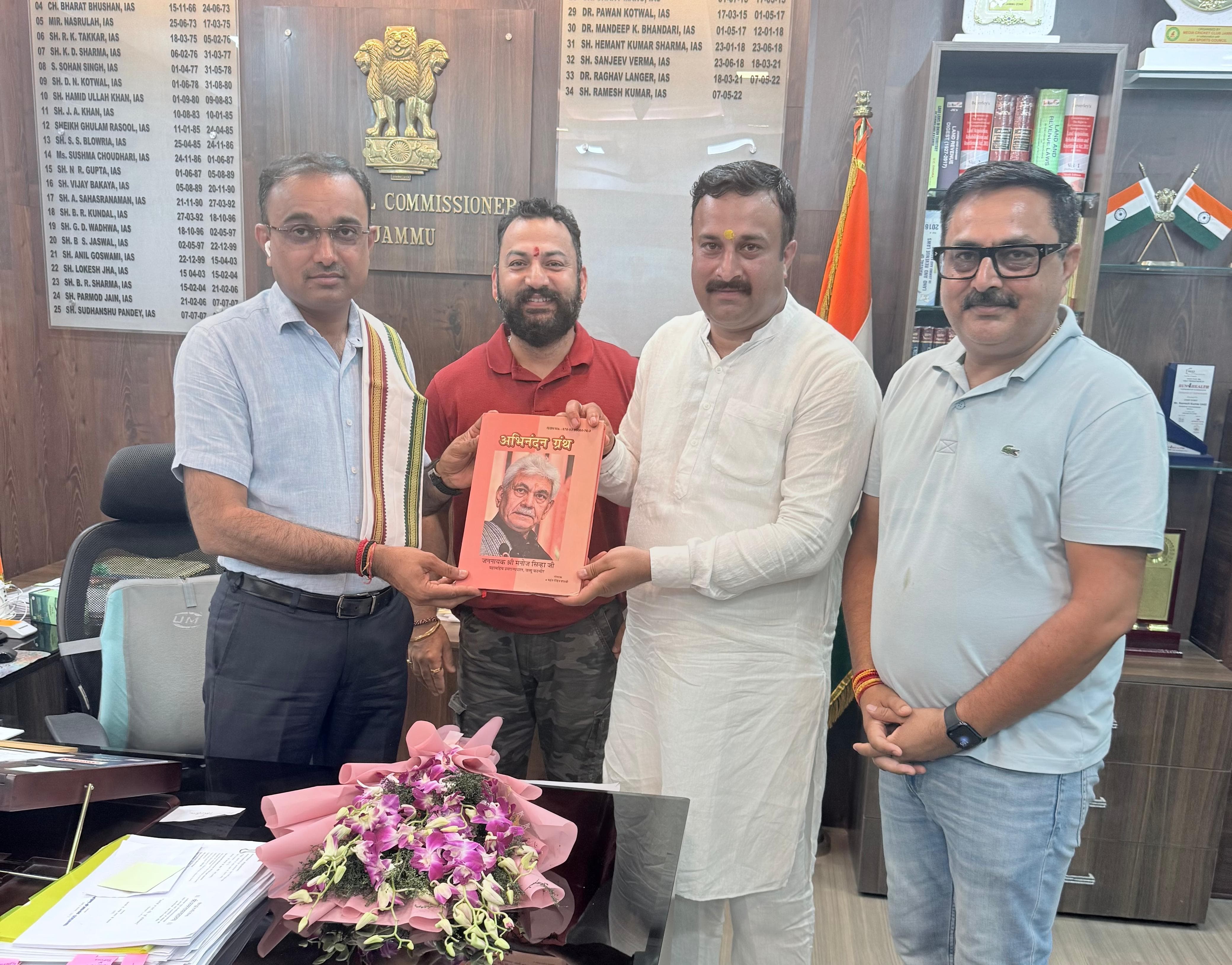 संस्कृत भाषा के संरक्षण एवं प्रचार-प्रसार को लेकर संभागीय आयुक्त से की भेंट संस्कृत भाषा के संरक्षण एवं प्रचार-प्रसार को लेकर संभागीय आयुक्त से की भेंट