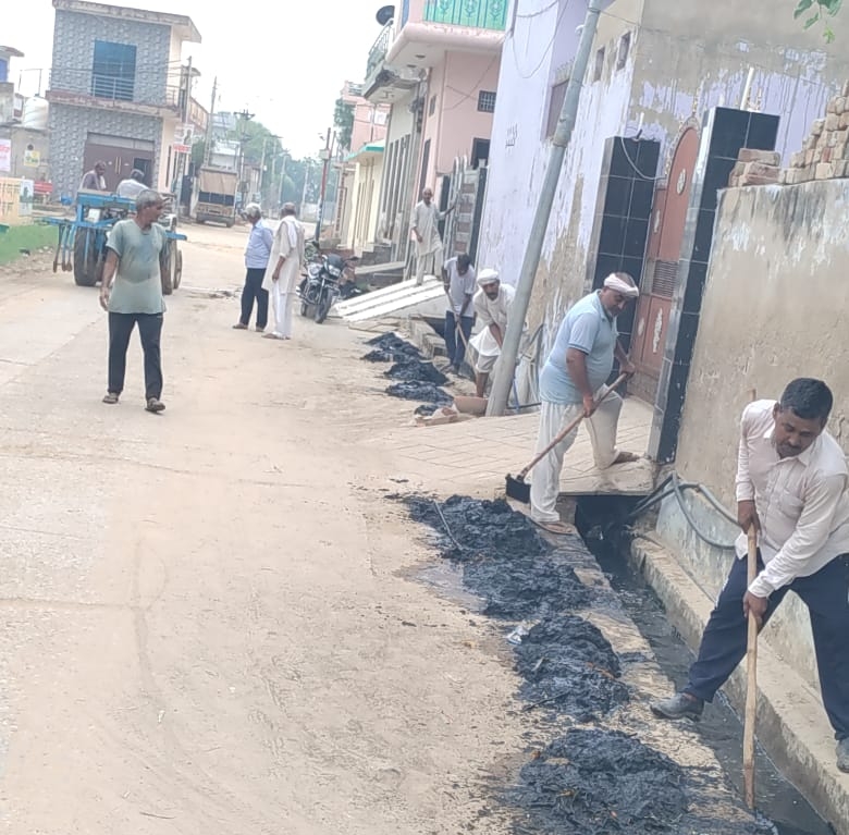 गांव छितरोली में गलियों की सफाई करते ग्रामीण। गांव छितरोली में गलियों की सफाई करते ग्रामीण।