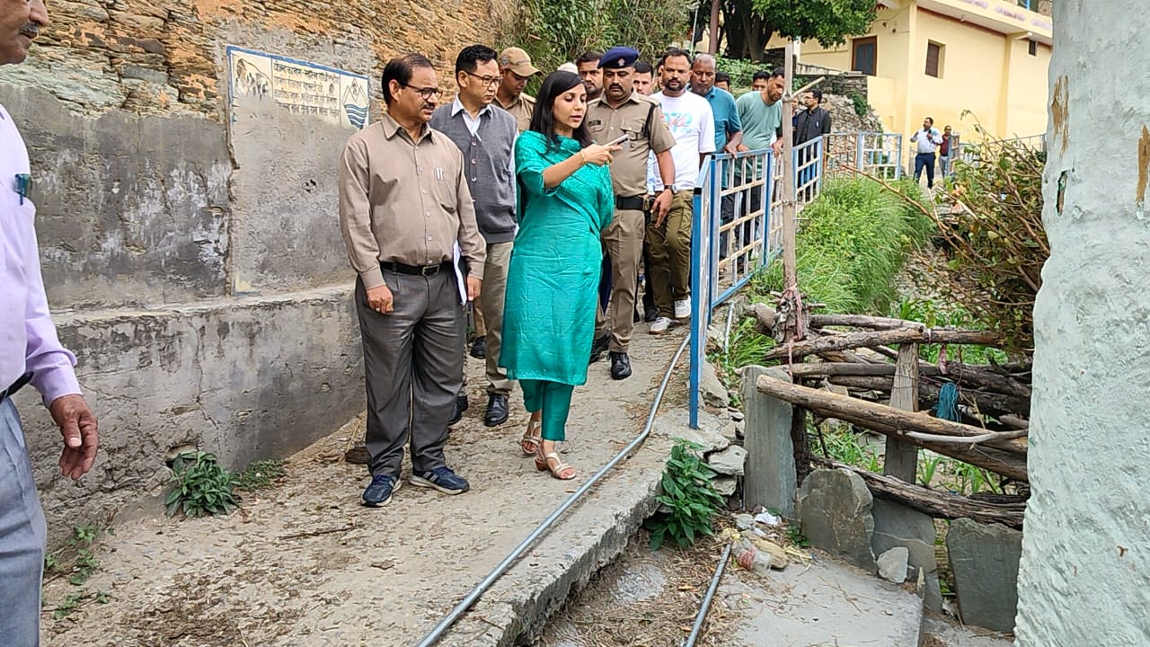 पौड़ी खोला गांव में जल जीवन मिशन के तहत कार्यों का निरीक्षण करती जिलाधिकारी पौड़ी खोला गांव में जल जीवन मिशन के तहत कार्यों का निरीक्षण करती जिलाधिकारी