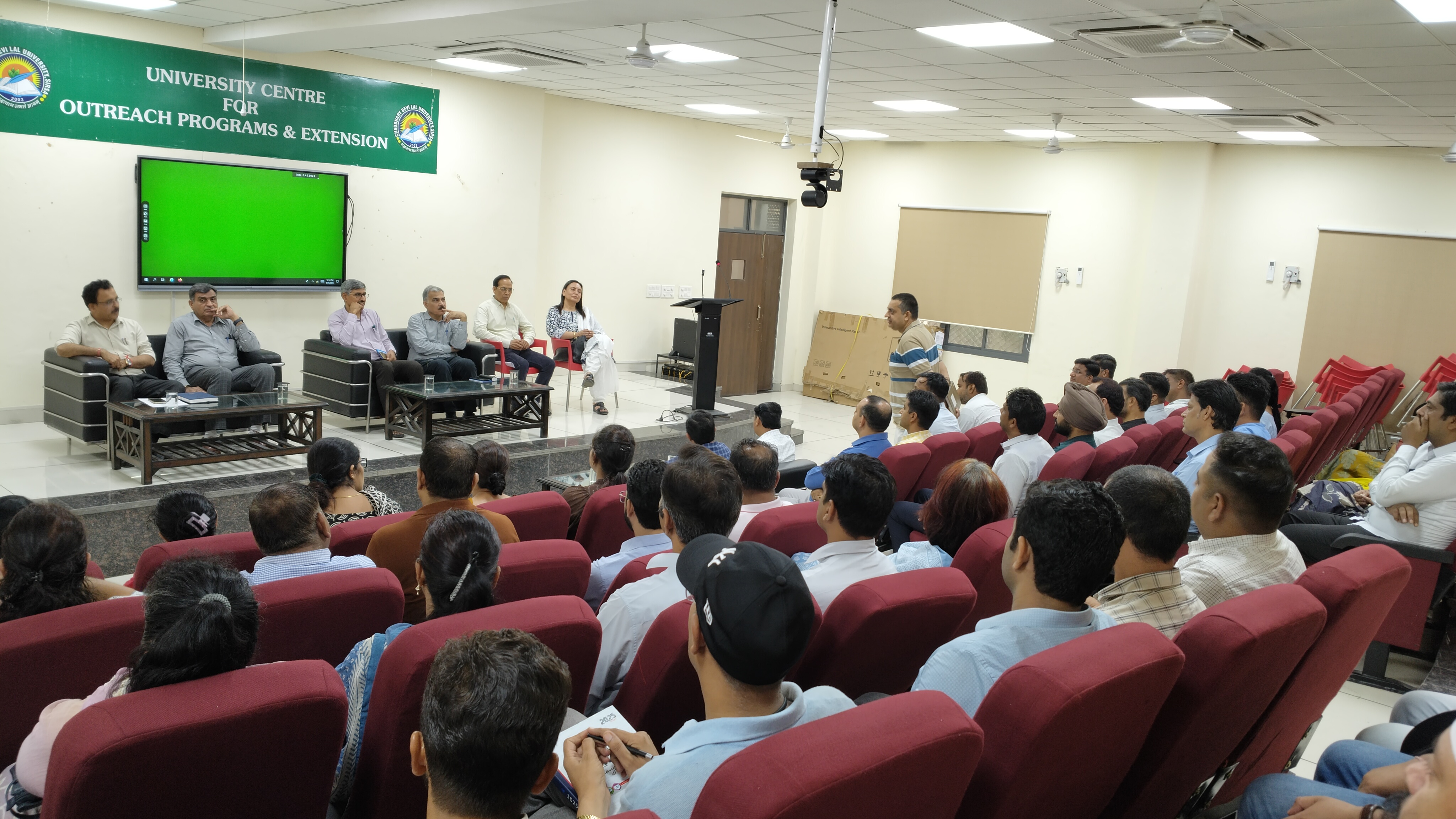प्राध्यापकों के साथ बैठक करते कुलपति प्रो. विजय कुमार। प्राध्यापकों के साथ बैठक करते कुलपति प्रो. विजय कुमार।