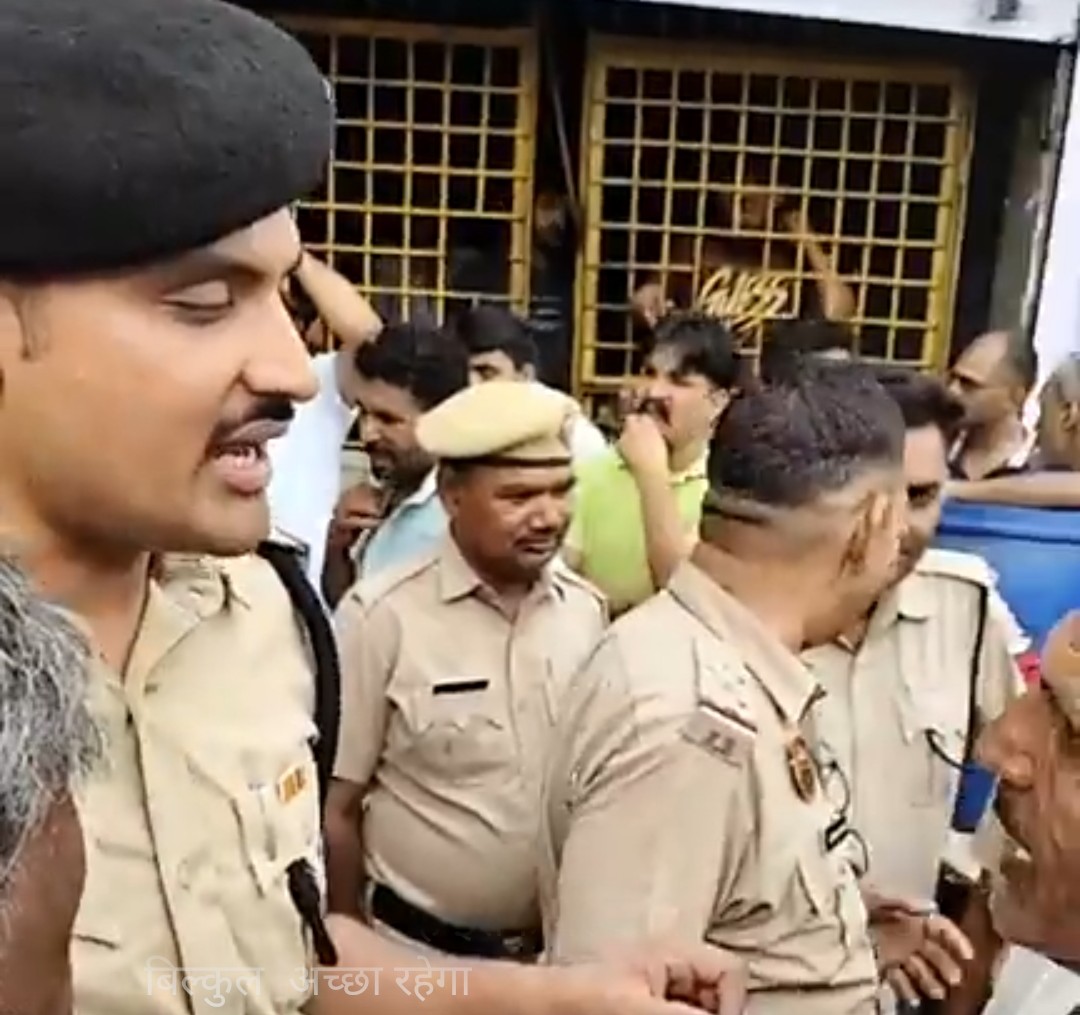 पानीपत में शराब ठेके को बंद करने के लिए विरोध कर रहे लोगों को समझाते पुलिस अधिकारी पानीपत में शराब ठेके को बंद करने के लिए विरोध कर रहे लोगों को समझाते पुलिस अधिकारी