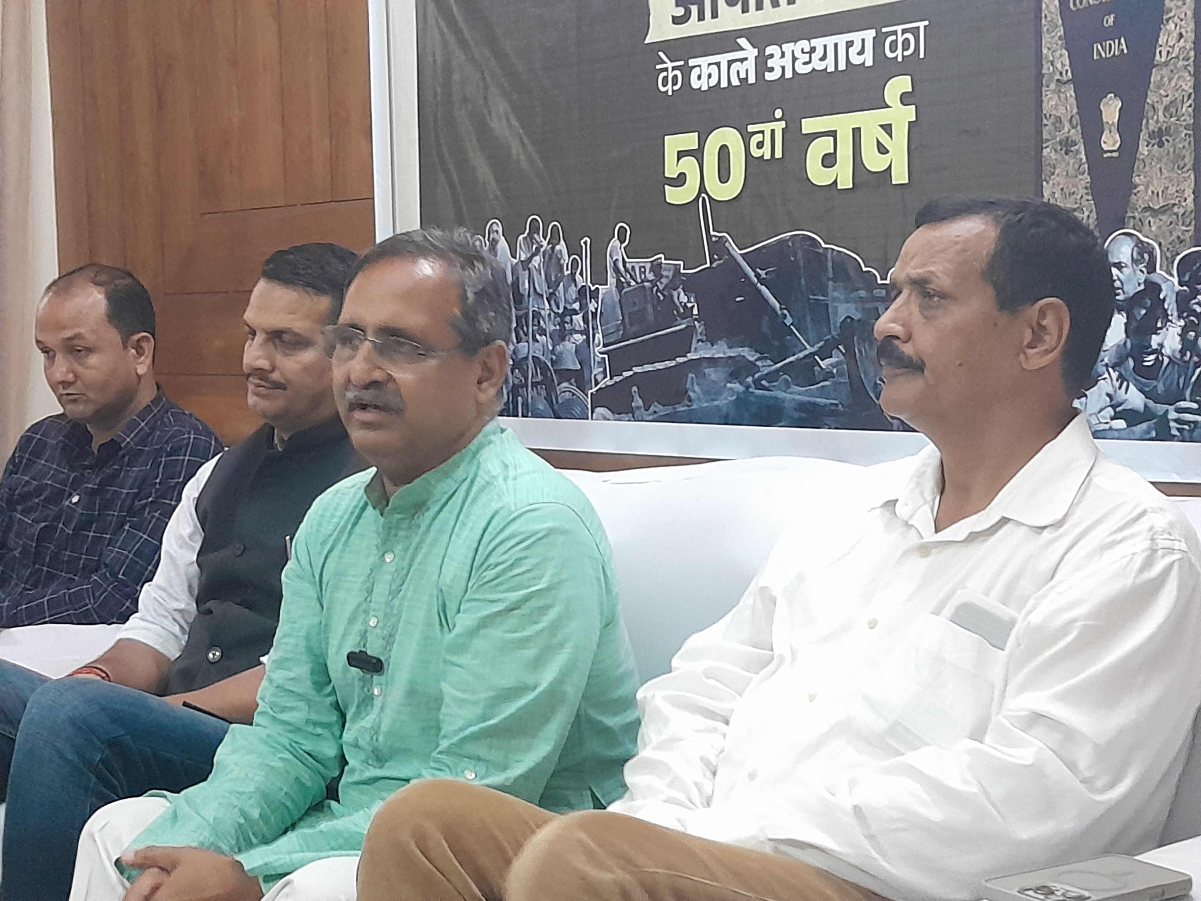 मंडी में आपातकाल को लेकर पत्रकारों से बात करते हुए रणधीर शर्मा। मंडी में आपातकाल को लेकर पत्रकारों से बात करते हुए रणधीर शर्मा।