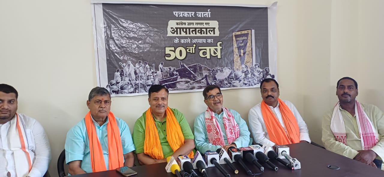 मंच पर वैसे भाजपा के नेतागण मंच पर वैसे भाजपा के नेतागण