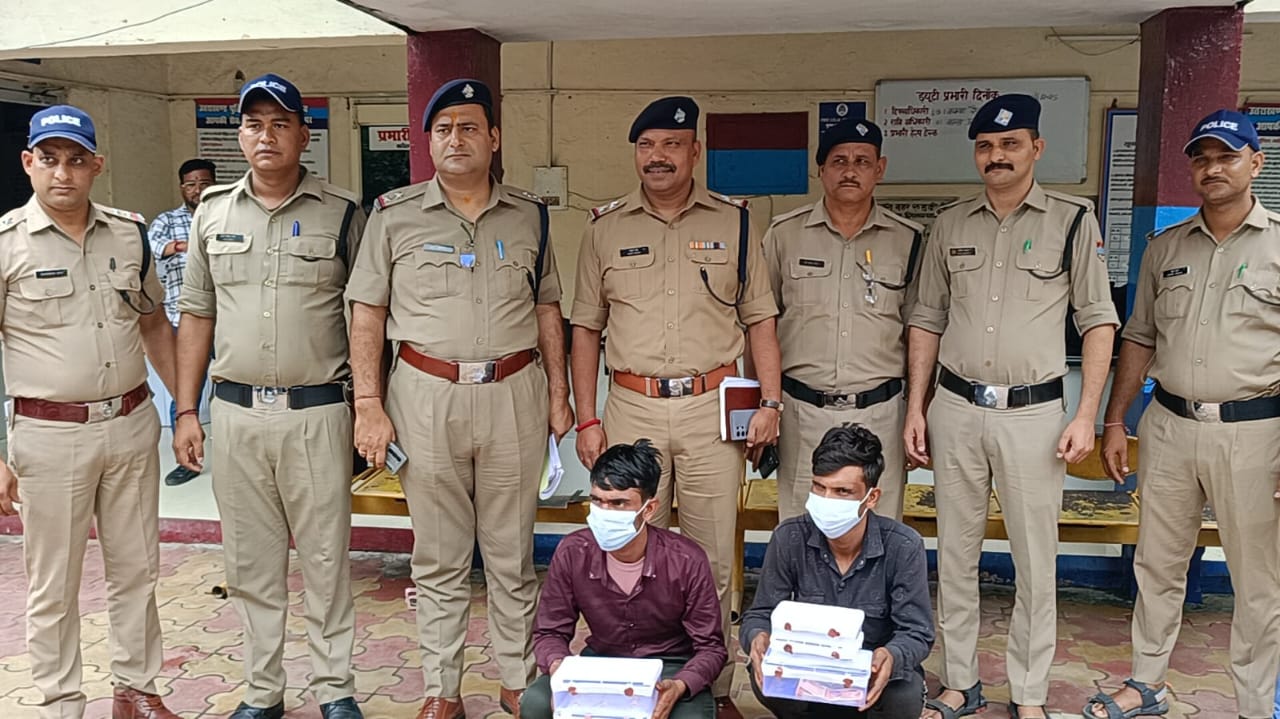 गिरफ्तार आरोपियों के साथ पुलिस टीम गिरफ्तार आरोपियों के साथ पुलिस टीम