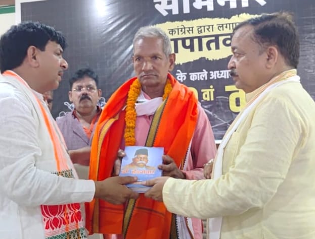 सम्मानित करते मंत्री सम्मानित करते मंत्री