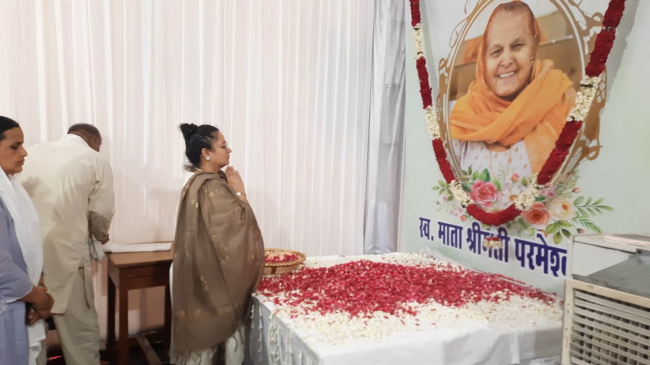 फोटो कैप्शन 25आरटीके4 : सिंधु भवन पहुंच कर स्व. परमेश्वरी देवी के चित्र पर पुष्प अर्पित कर श्रद्धांजलि देते स्वास्थ्य मंत्री आरती राव ---------- फोटो कैप्शन 25आरटीके4 : सिंधु भवन पहुंच कर स्व. परमेश्वरी देवी के चित्र पर पुष्प अर्पित कर श्रद्धांजलि देते स्वास्थ्य मंत्री आरती राव ----------