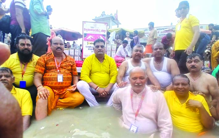 हरकी पैड़ी पर अस्थि विसर्जन के दौरान संस्था के पदाधिकारी