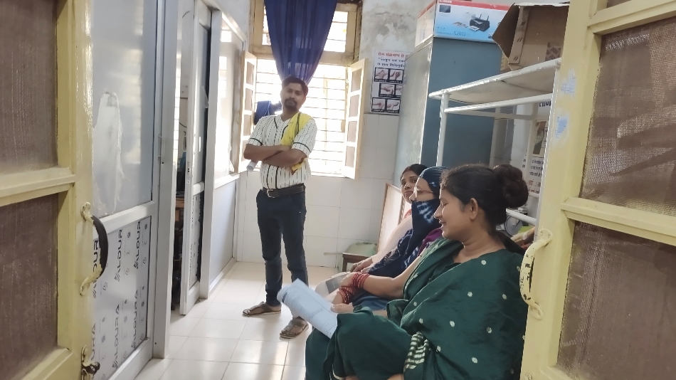 जिला अस्पताल में संचालित आयुष्मान कार्ड पंजीयन केंद्र में कार्ड बनवाने के लिए इंतजार करते हितग्राही। जिला अस्पताल में संचालित आयुष्मान कार्ड पंजीयन केंद्र में कार्ड बनवाने के लिए इंतजार करते हितग्राही।