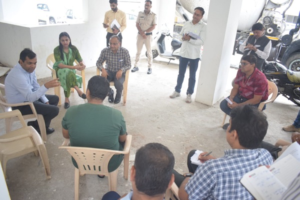 आवासीय परियोजना के घटना स्थल पर पहुंचकर कमिश्नर ने ली अधिकारियों की क्लास आवासीय परियोजना के घटना स्थल पर पहुंचकर कमिश्नर ने ली अधिकारियों की क्लास