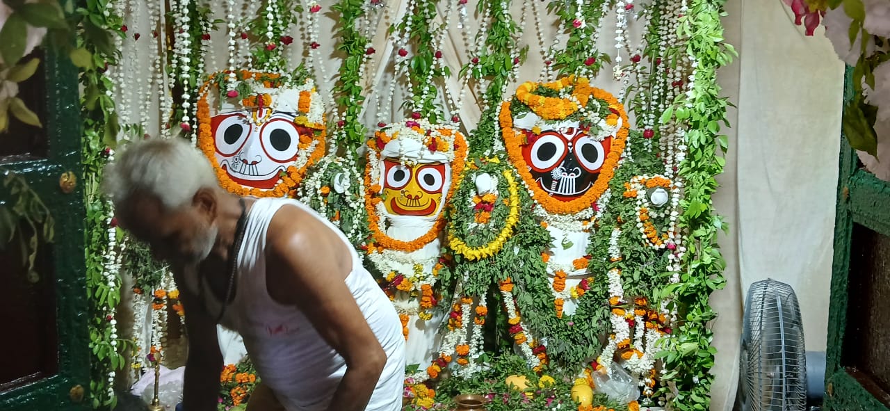 भगवान जगन्नाथ का श्वेत फूल और वस्त्रों से श्रृंगार भगवान जगन्नाथ का श्वेत फूल और वस्त्रों से श्रृंगार