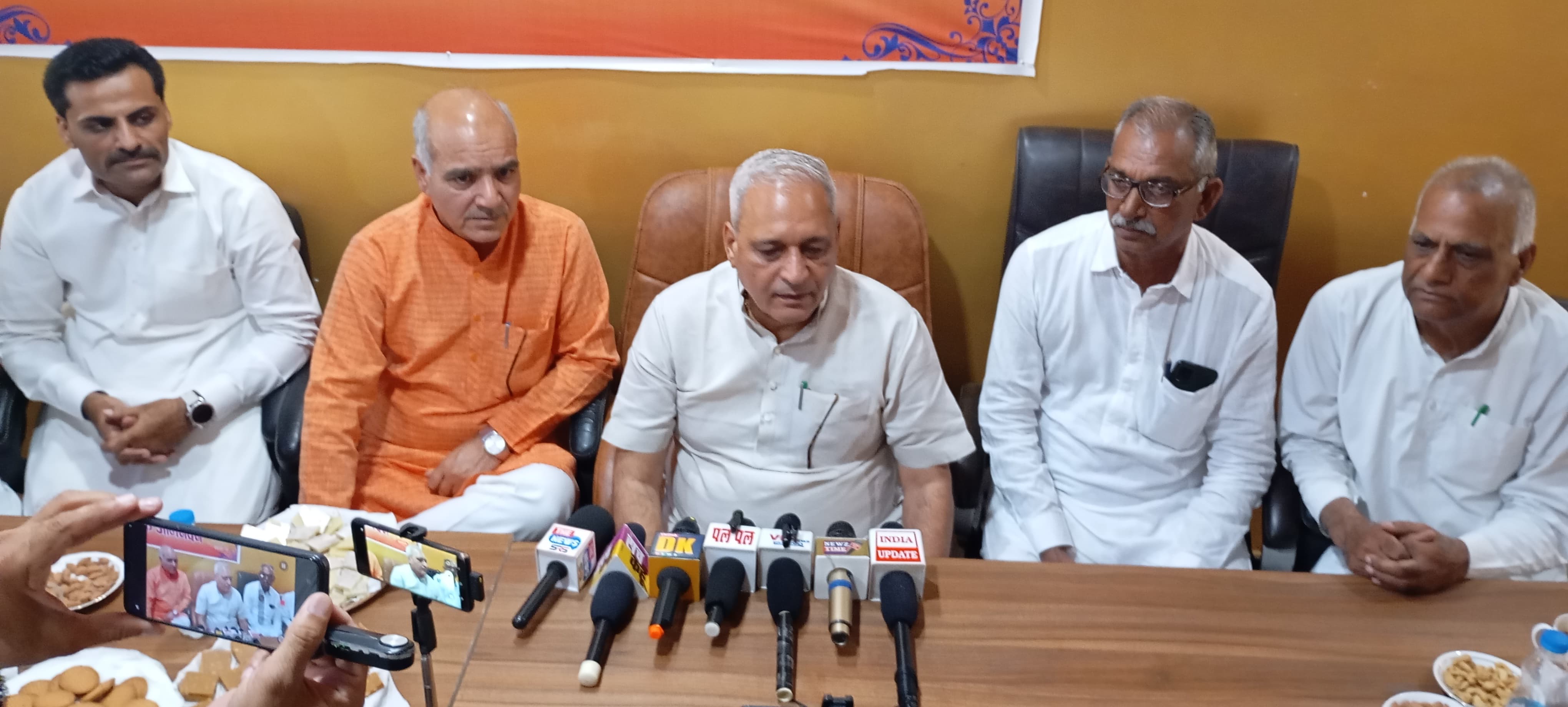 पत्रकारों से बातचीत करते मंत्री रणबीर सिंह गंगवा।