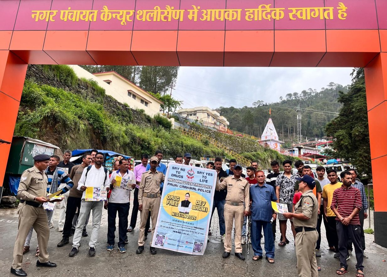 नशे के खिलाफ जन-जागरूकता अभियान मे लोगो को जागरूक करती पौड़ी पुलिस नशे के खिलाफ जन-जागरूकता अभियान मे लोगो को जागरूक करती पौड़ी पुलिस