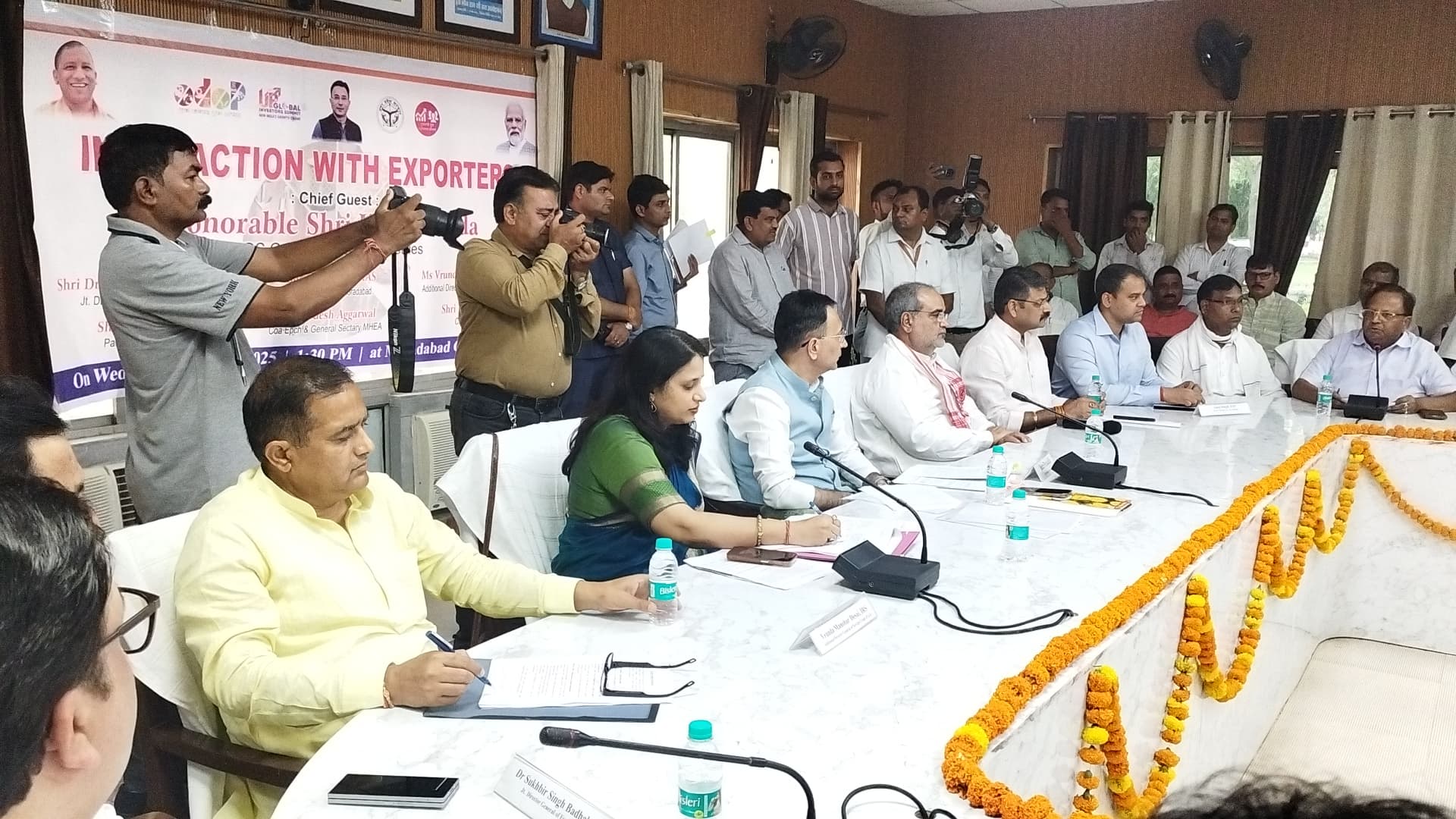 केंद्रीय राज्यमंत्री जितिन प्रसाद ने निर्यातकों के साथ सर्किट हाउस में की बैठक केंद्रीय राज्यमंत्री जितिन प्रसाद ने निर्यातकों के साथ सर्किट हाउस में की बैठक