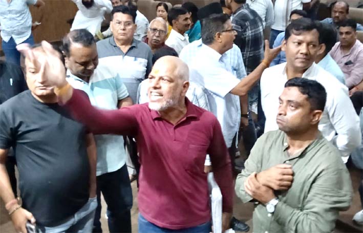 हंगामा करते पार्षद हंगामा करते पार्षद