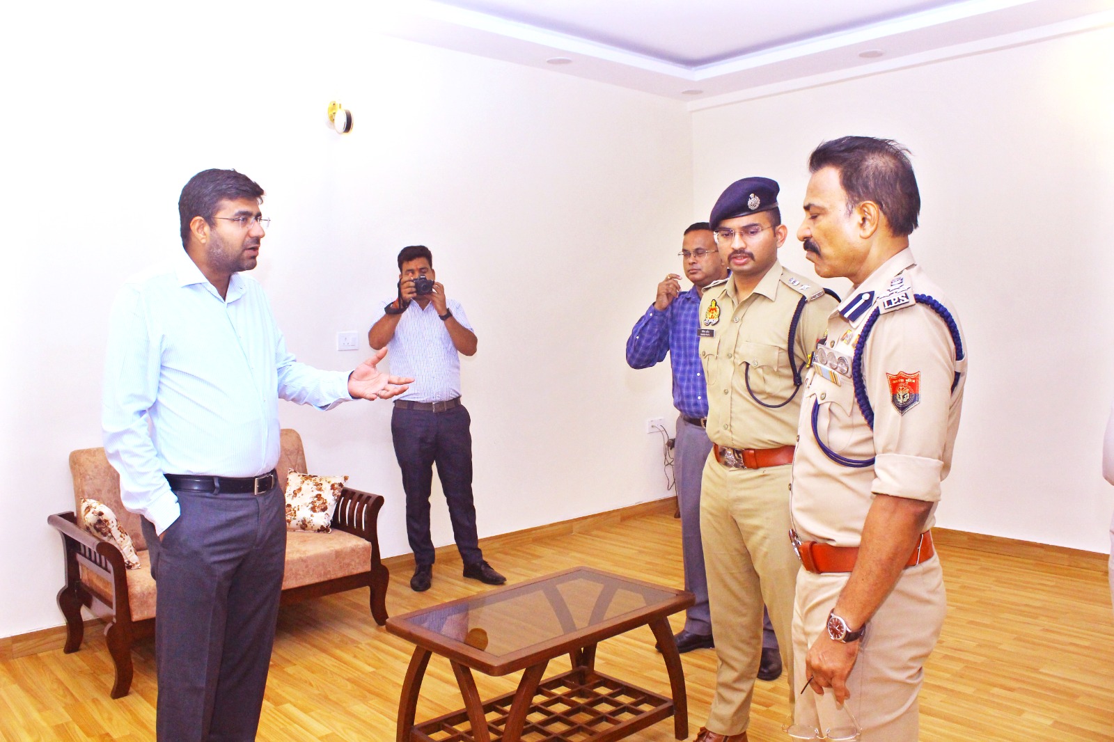 सीएम के आगमन को लेकर निरीक्षण करते अधिकारी सीएम के आगमन को लेकर निरीक्षण करते अधिकारी