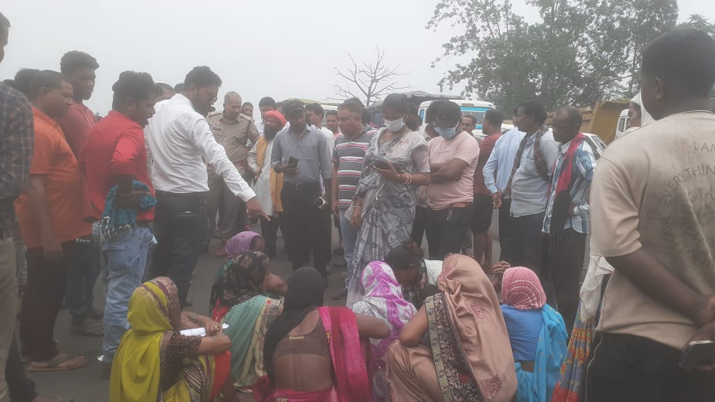 चक्काजाम करते परिजन चक्काजाम करते परिजन